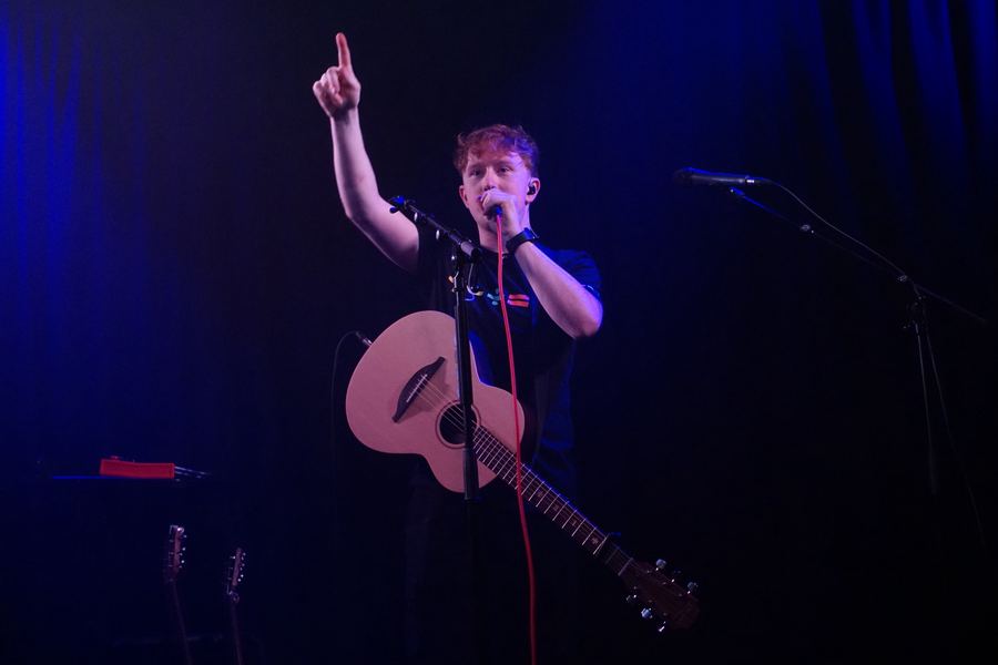 Matt Keddie pointing to the crowd mid-song